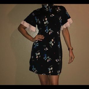Flowered dress with pink sleeves